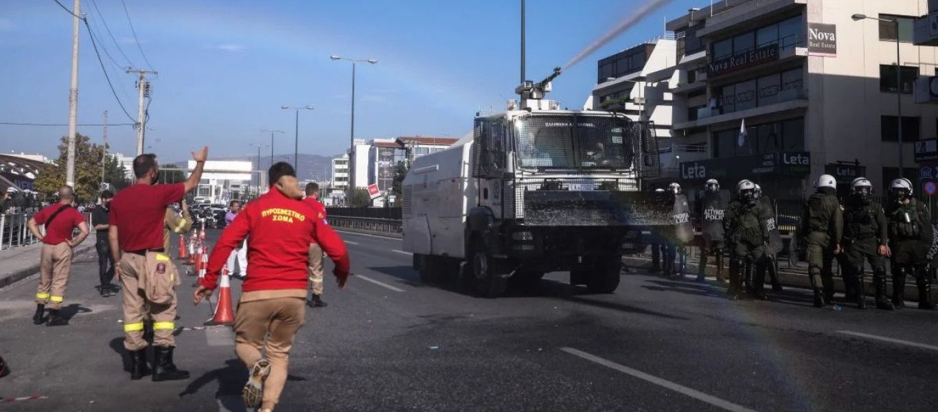 Σκληρό βίντεο από τραυματισμό πυροσβέστη από αστυνομική κροτίδα: «Ακρωτηριάστηκε συνάδελφός μας»