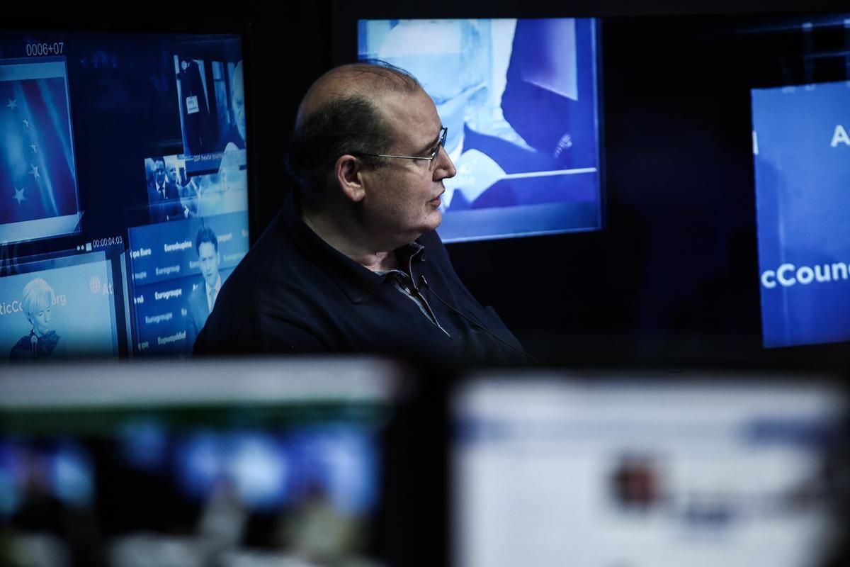 Διχασμένο κορμί ο Σύριζα. Ο Φίλης καλεί το στρατό για την 3η δόση, ο Πολάκης σαρκάζει τον εμβολιασμό και Ολλανδή Εβραία Ραβίνος κάνει λόγο για μεθόδους Ναζί