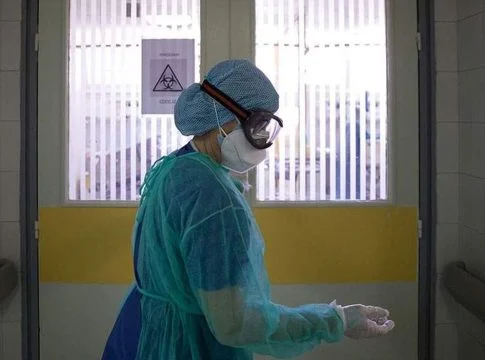 Ηλίας Μόσιαλος για μετάλλαξη Όμικρον: «Όσοι δεν έχουν εμβολιαστεί, να εμβολιαστούν άμεσα, οι εμβολιασμένοι να κάνουν 3η δόση»
