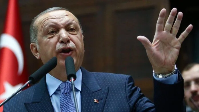 Τύμπανα πολέμου: Ολική η κατάρρευση της τουρκικής λίρας, σε ετοιμότητα το στράτευμα
