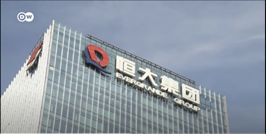 Ολοταχώς για κραχ; Η Evergrande, η κινεζική Lehman Brothers χρεοκόπησε.