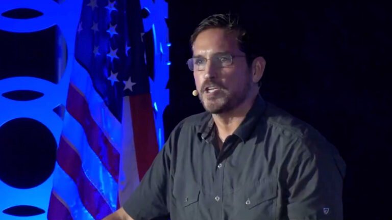 Παθιασμένη ομιλία του Jim Caviezel σε εκδήλωση του QAnon με ατάκες από το Braveheart