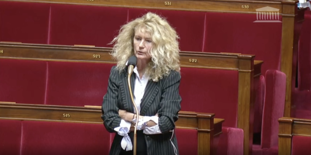 «ΒΟΜΒΕΣ» σε όλη την ΕΕ! Γαλλίδα βουλευτής «ΤΡΑΝΤΑΖΕΙ» το κοινοβούλιο με ΑΡΙΘΜΟΥΣ ΣΟΚ για παρενέργειες μετά από εμβόλια, vid
