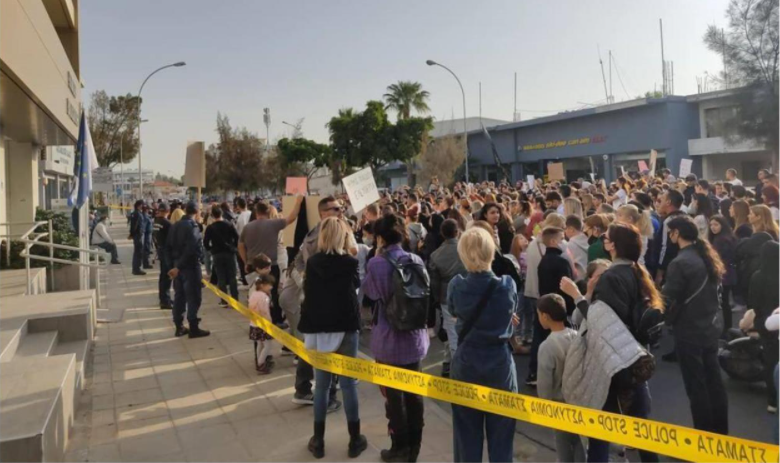 ΚΥΠΡΟΣ ΑΣΠΡΗΣ – ΕΧΕ ΤΟ ΝΟΥ ΣΟΥ ΣΤΟ ΠΑΙΔΙ ΣΤΟ ΚΑΘΕ ΠΑΙΔΙ…