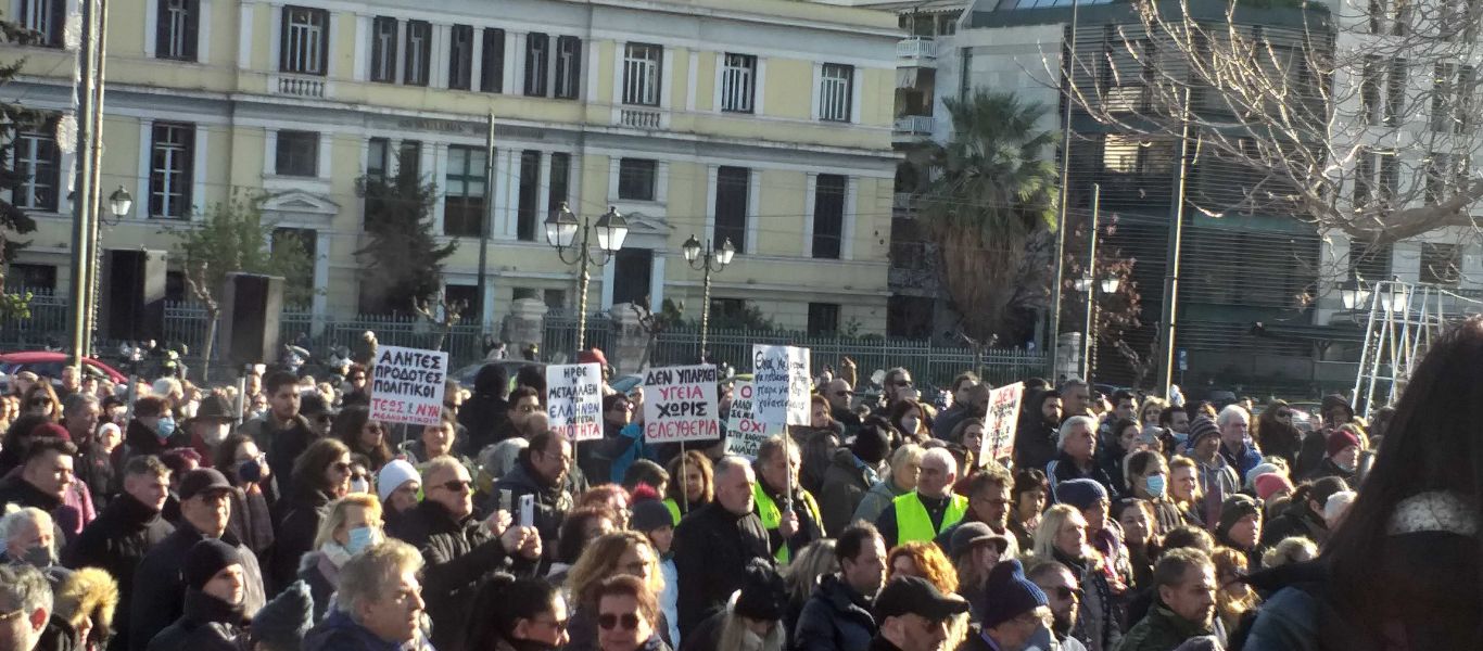 Χιλιάδες πολίτες στην συγκέντρωση κατά του υποχρεωτικού εμβολιασμού – Φωτό & βίντεο