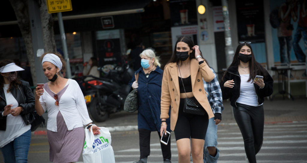 Ισραήλ-απελπισία> Παρ’ ότι 4 εκατομμύρια Ισραηλινοί έχουν κάνει την τρίτη δόση και τα σύνορα παραμένουν κλειστά, τα κρούσματα covid-19 αυξάνονται