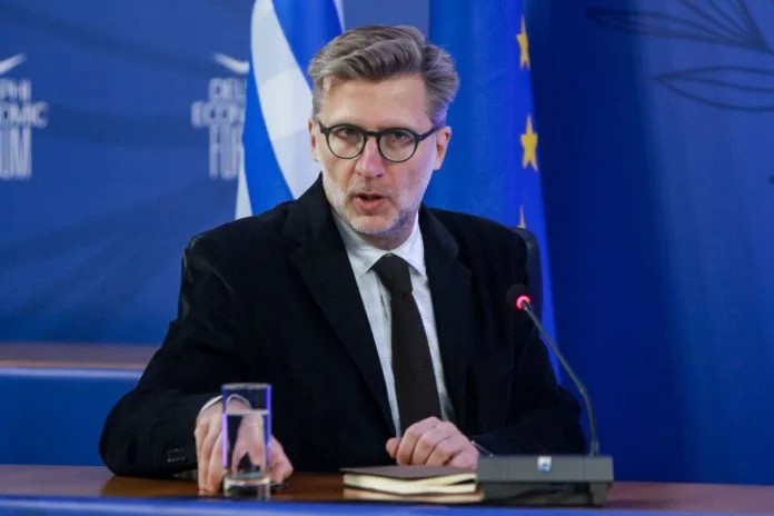 Νέο κατόρθωμα Σκέρτσου: Ταξικός διαχωρισμός για τους εμβολιασμούς!