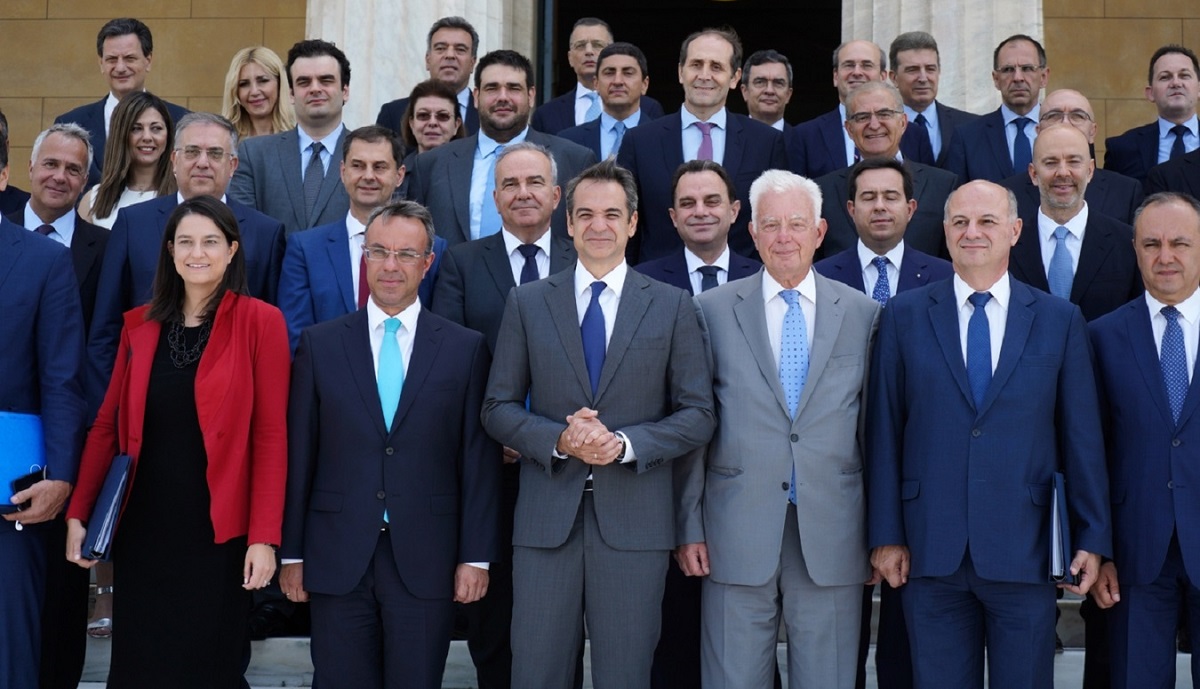 ΑΠΟΣΤΟΛΟΥ : ΤΕΛΙΚΑ, ΜΗΠΩΣ ΜΙΣΟΥΝ ΤΗΝ ΕΛΛΑΔΑ;