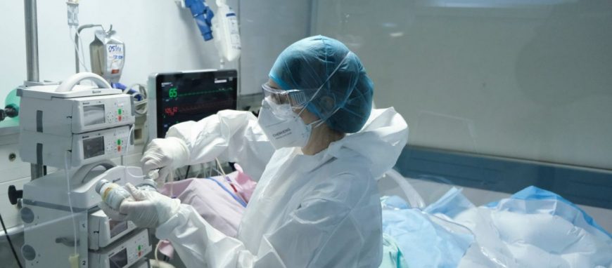 Θεσσαλονίκη: Πέθανε 28χρονη τριπλά εμβολιασμένη από κορωνοϊό – Ο ανεμβολίαστος σύντροφός της τον πέρασε σαν γρίπη