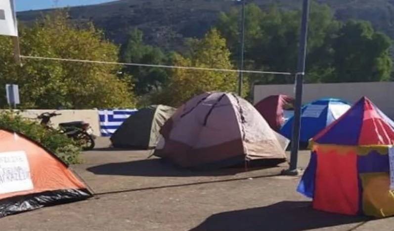 Σε σκηνές έξω από το νοσκομείο Χανίων συνεχίζουν τον αγώνα για την επιβίωσή τους οι υγειονομικοί σε αναστολή σύμβασης