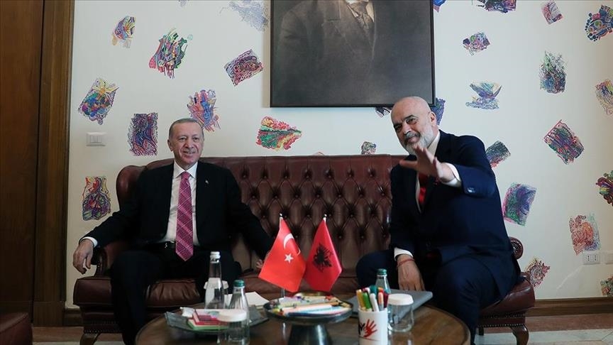 Καθώς ο Εrdogan κυκλώνει τη λεία του εμείς τιμωρούμε με φαύλα πρόστιμα τους γονείς και τους παππούδες μας