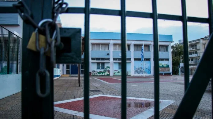 Κλωτσοσκούφι τα μέτρα για το άνοιγμα των σχολείων: «Αμφιβάλλω αν θα ισχύσουν μέχρι το Σαββατοκύριακο…»