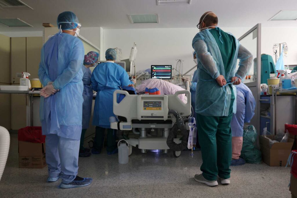 Η εμφάνιση του Αγίου Παϊσίου, του Γέροντος Ισαάκ του Λιβανέζου, του Γέροντος Γρηγορίου Παπασωτηρίου και του Γέροντος Εφραίμ της Αριζόνας σε διασωληνωμένο!