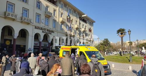 ΒΙΝΤΕΟ! ΑΝΔΡΑΣ έπαθε ανακοπή και κατέρρευσε (ξαφνικά) μέσα στο δρόμο στην Θεσσαλονίκη…