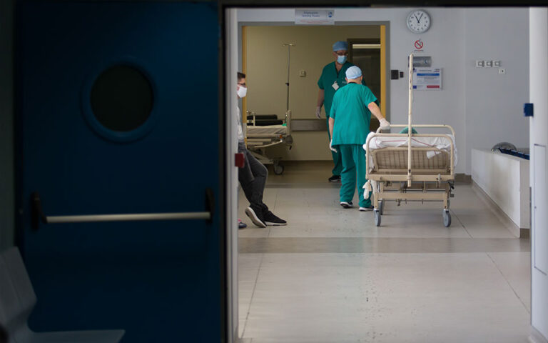 Με τεστ αλλά χωρίς αναστολή; ΜΠΑΧΑΛΟ με τους χιλιάδες υγειονομικούς που δεν θα κάνουν την 3η δόση – ΒΙΝΤΕΟ