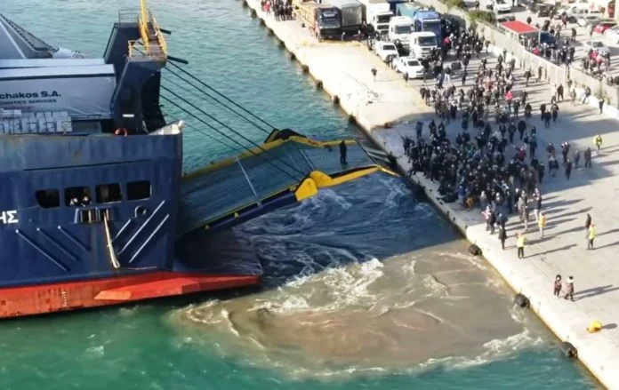 Χίος: Ξεσηκωμός ενάντια σε πλοίο που μετέφερε μηχανήματα για την κατασκευή νέας δομής προσφύγων!