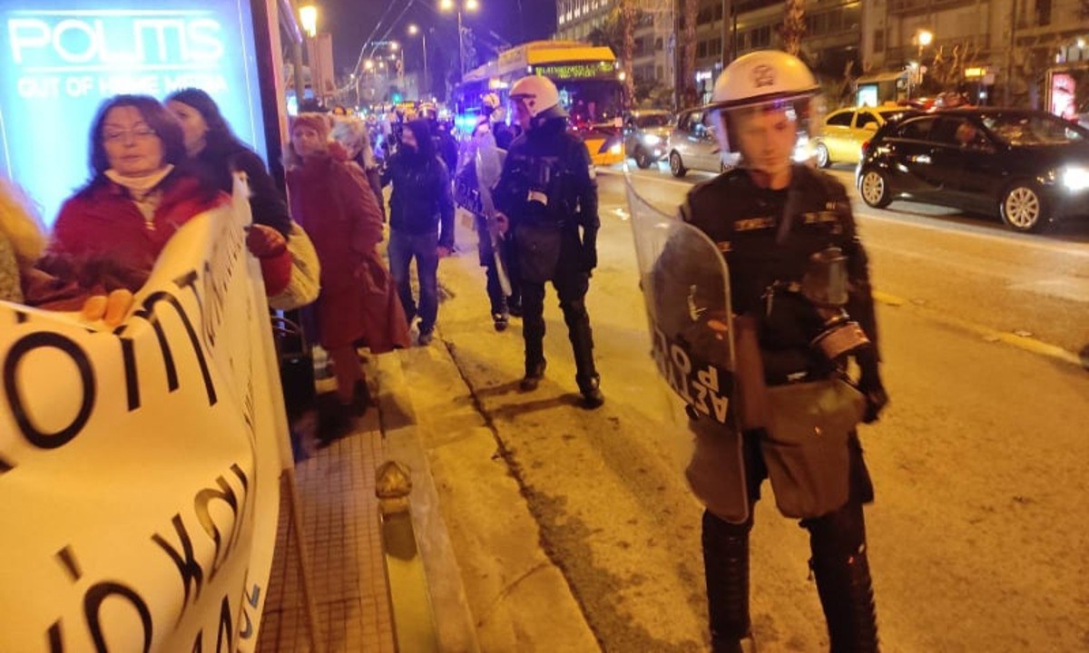 ΣΤΟ ΠΛΕΥΡΟ ΤΟΥΣ τα ΜΑΤ με ανάποδα τις ασπίδες! ΝΕΑ ΣΥΓΚΕΝΤΡΩΣΗ και δυναμική πορεία των υγειονομικών…