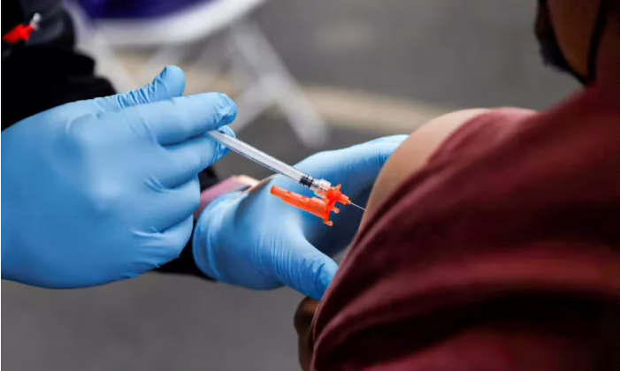 Ο FDA αναβάλλει την απόφαση για το εμβόλιο COVID-19 της Pfizer για πολύ μικρά παιδιά