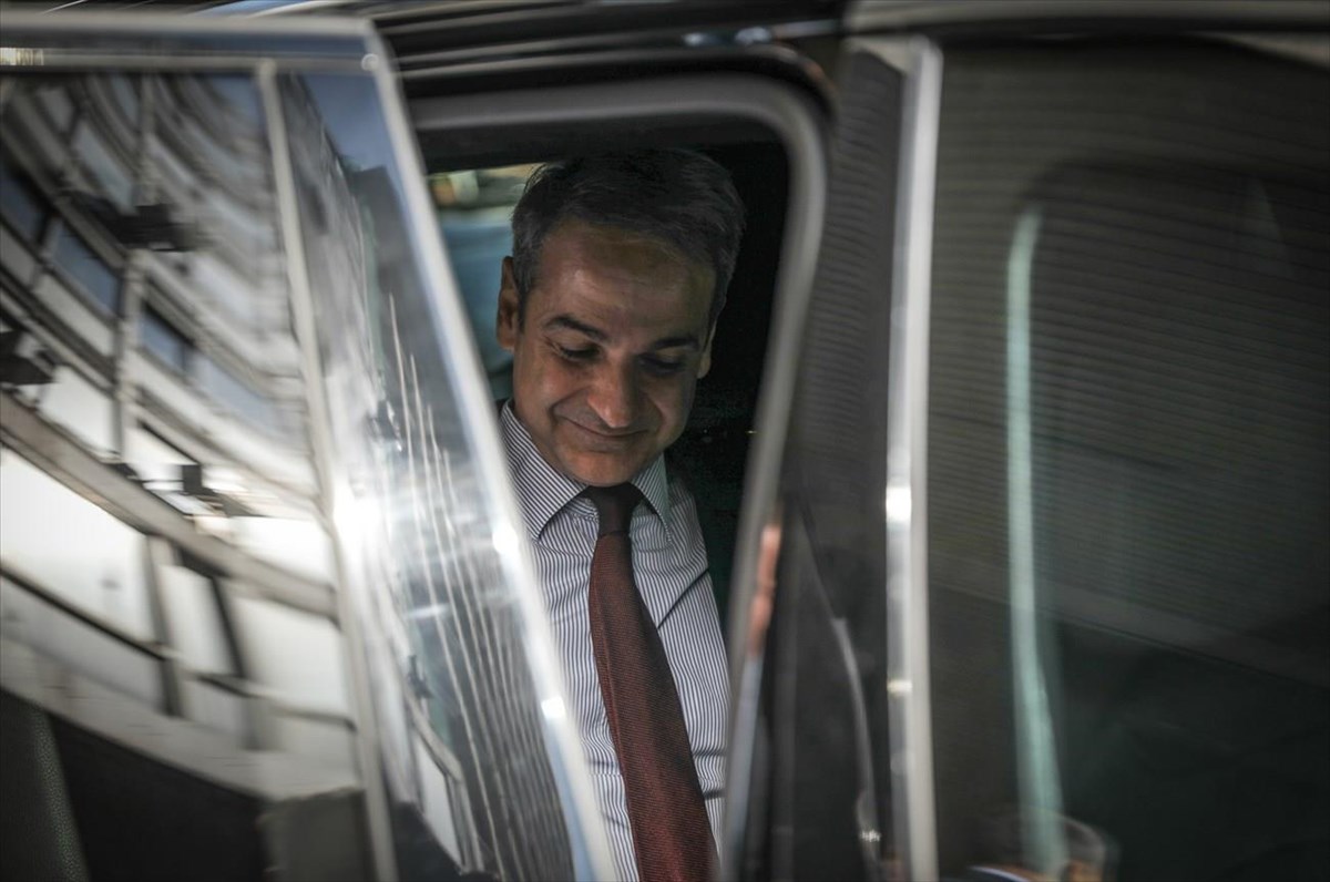 Απόστολος Αποστόλου – Πολιτική: Το θέατρο που παίζεται πάνω στο ικρίωμα