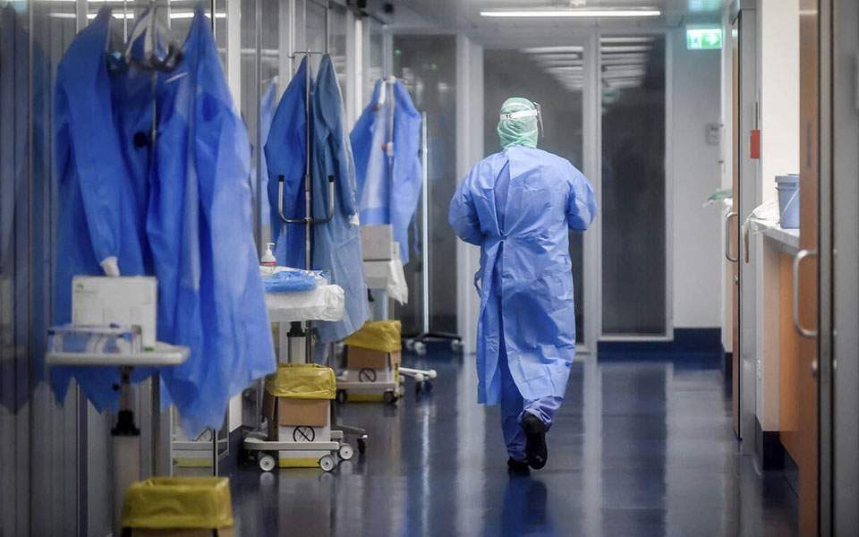Οι Θεολόγοι της χώρας ζητούν την άμεση αποκατάσταση των υγειονομικών του ΕΣΥ