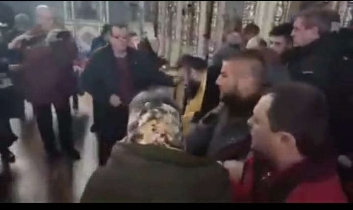 Ουκρανοί Ναζί εφόρμησαν εντός του Ιερού Ορθόδοξης εκκλησίας εν ώρα Θείας Λειτουργίας και συνέλαβαν Ορθόδοξο ιερέα και έναν πιστό.ΒΙΝΤΕΟ