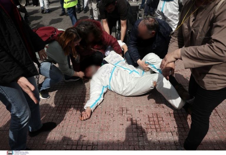 Εικόνες ΝΤΡΟΠΗΣ! ΜΑΤ ρίχνουν ΧΗΜΙΚΑ σε υγειονομικούς! ΛΙΠΟΘΥΜΗΣΑΝ ανεμβολίαστοι απεργοί πείνας – ΒΙΝΤΕΟ-ΣΟΚ