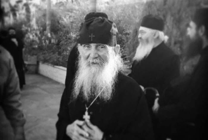 Όσιος Γέροντας Εφραίμ ο Αριζονίτης : “ανήγγειλε αδελφέ στους Πατέρες ότι ο μεγάλος πόλεμος μέσα στο 22 θα τα αλλάξει όλα”