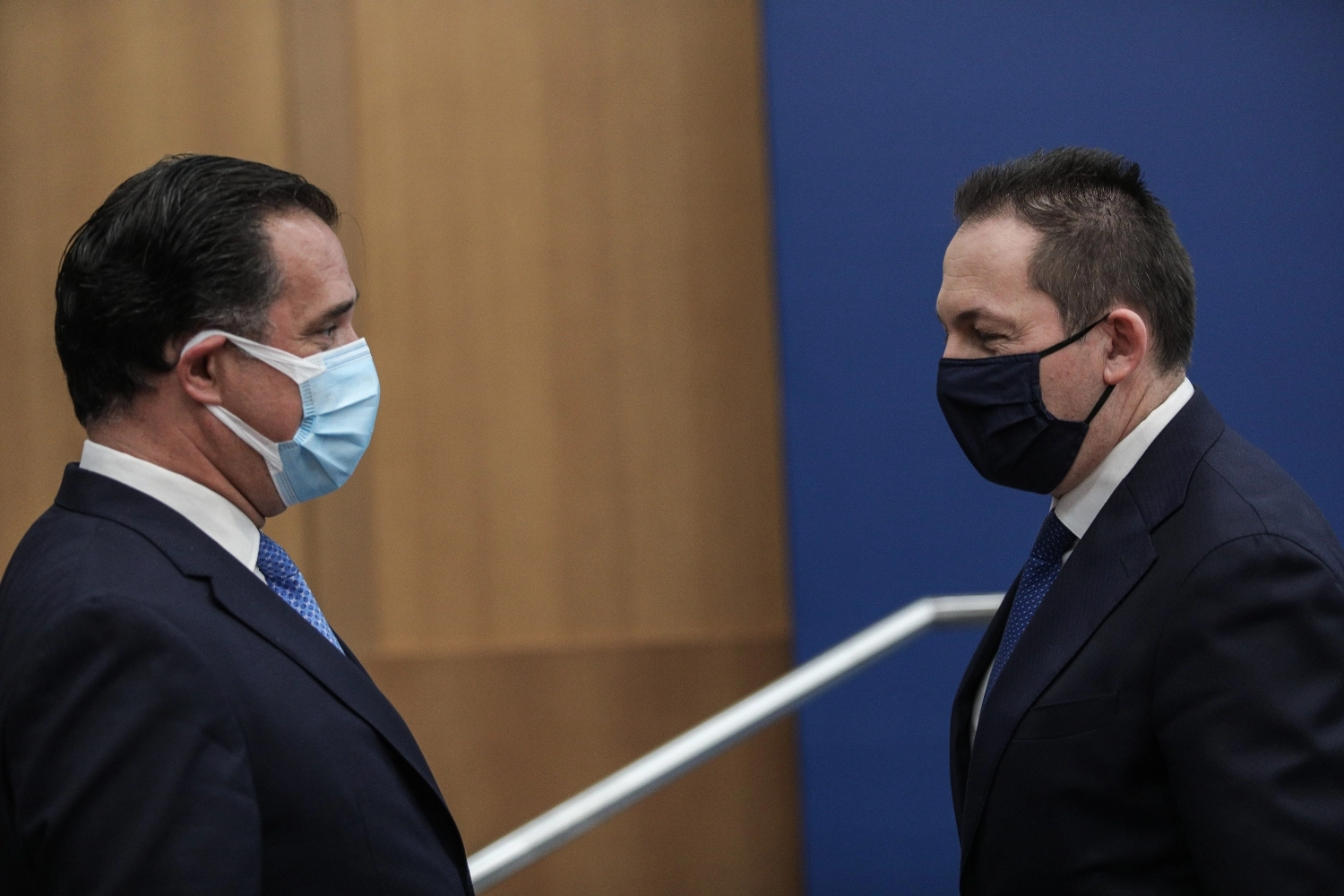 «Αποκεφαλίζει» Α.Γεωργιάδη-Σ.Πέτσα ο Κ.Μητσοτάκης για να σώσει το κεφάλι του; – Πλέον είναι αργά