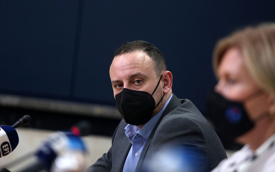 Έδωσαν τα παιδιά ΤΡΟΦΗ στην ΗΠΑΤΙΤΙΔΑ! Τώρα λένε ΒΓΑΛΤΕ ΤΙΣ ΜΑΣΚΕΣ στα σχολεία! ΒΙΝΤΕΟ