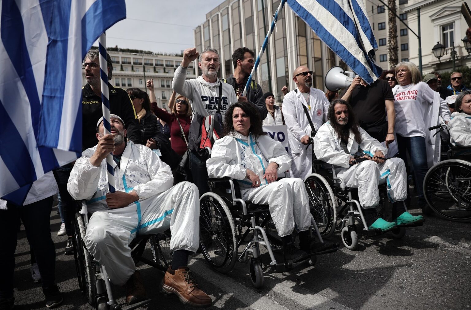 Ν.ΔΑΠΕΡΓΟΛΑΣ, “ΕΘΙΣΜΕΝΟΙ ΜΕΣΑ ΣΤΟΝ ΒΟΥΡΚΟ”…