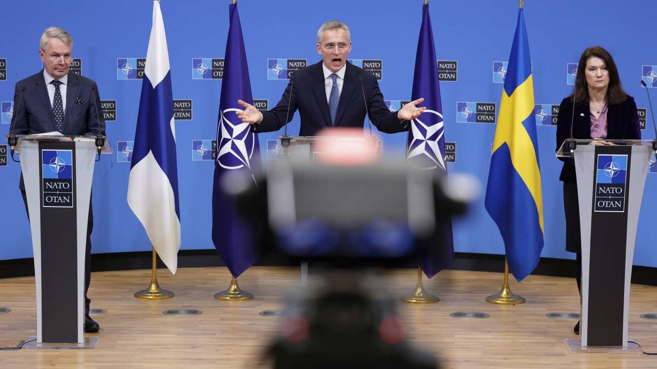 Αποστόλου : Ελλάς, ο “χρήσιμος ηλίθιος” της Δύσης…
