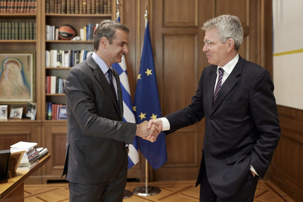 Ο ΠΑΪΑΤ ΦΕΥΓΕΙ, Ο ΠΑΪΑΤ ΜΕΝΕΙ!