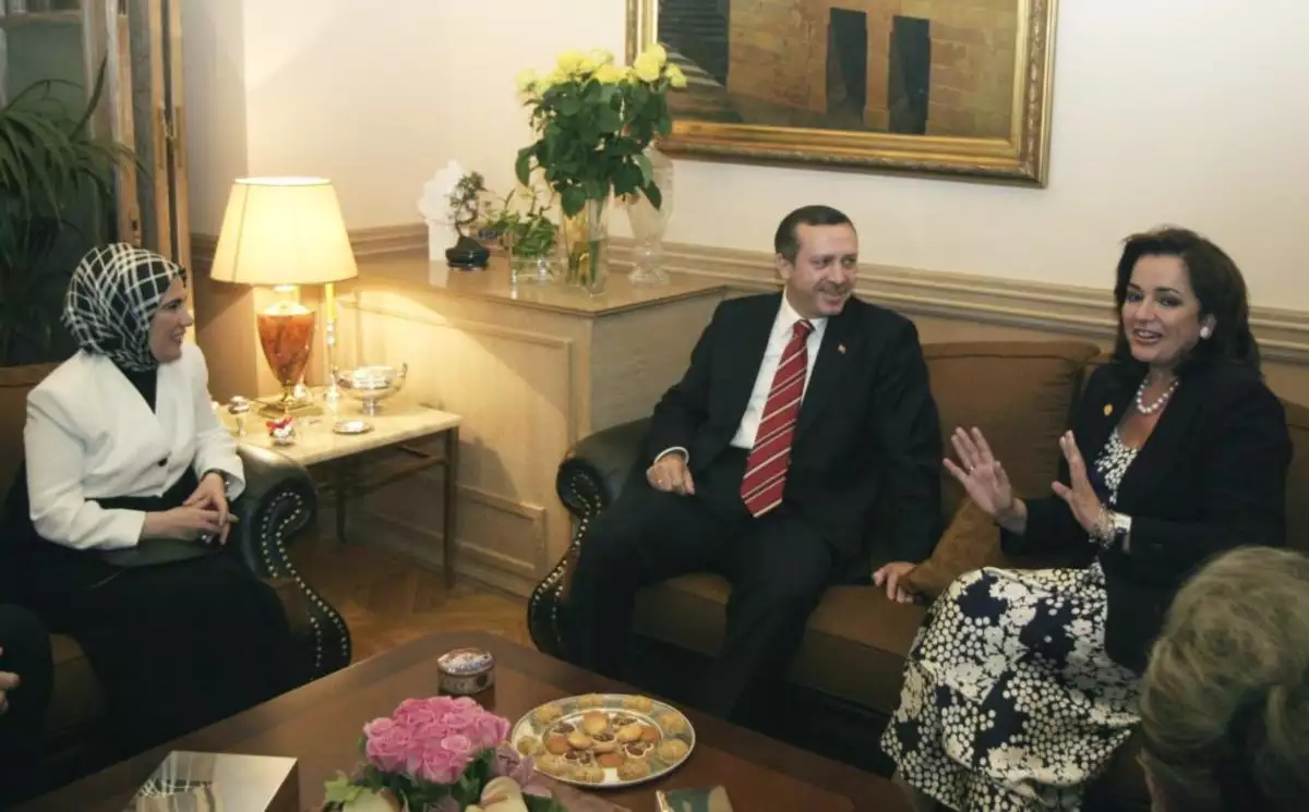 ΑΠΟΣΤΟΛΟΥ : ΜΙΛΑΝΕ ΟΛΟΙ, ΜΙΛΑΕΙ ΚΑΙ Η ΝΤΟΡΑ.