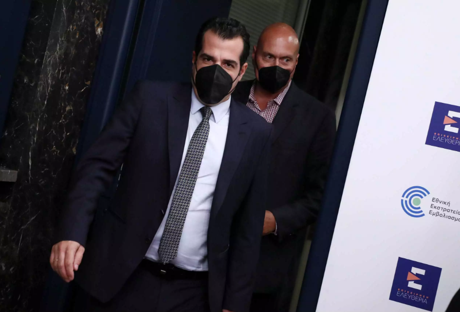 Ανεμβολίαστοι υγειονομικοί ΣΤΡΙΜΩΞΑΝ τον Πλεύρη σε γνωστό ξενοδοχείο: ΑΓΡΙΑ ΓΙΟΥΧΑ, αποχώρησε άρον-άρον! vid