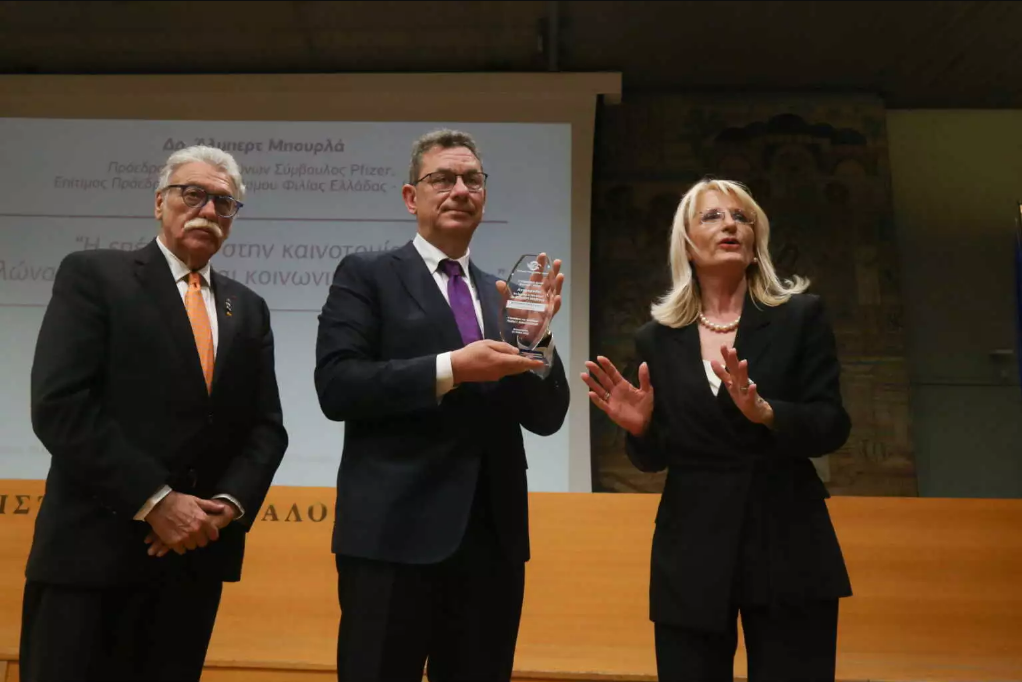 ΧΑΜΟΣ και ΕΝΤΑΣΗ κατά την βράβευση Μπουρλά! Ανεμβολίαστοι υγειονομικοί μπήκαν στην αίθουσα – ΒΙΝΤΕΟ
