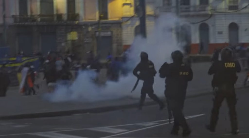 ΞΕΣΗΚΩΘΗΚΕ Ο ΚΟΣΜΟΣ: Σε κατάσταση εκτάκτου ανάγκης για τις αυξήσεις στις τιμές των καυσίμων στον Ισημερινό (vid)