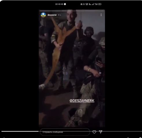 Μαστουρωμένοι Ουκρανοί στρατιώτες διαπομπεύουν ως άλλοι Ρωμαίοι στρατιώτες τον Εσταυρωμένο! Χορεύουν μαζί του έχοντας Τον καβαλιέρο στο χορό!! ΒΙΝΤΕΟ