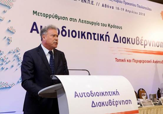 Αποστόλου : Το ματς μόλις ξεκίνησε και για τον Σγουρό “σφάζονται παλικάρια”.