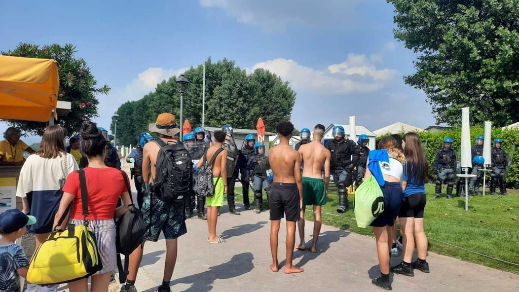 Η Ευρώπη ΚΑΤΑΣΤΡΕΦΕΤΑΙ χωρίς πυραύλους! Εικόνες ΣΟΚ στην Ιταλία: ΧΙΛΙΑΔΕΣ αλλοδαποί ΤΡΟΜΟΚΡΑΤΟΥΝ και ΛΗΣΤΕΥΟΥΝ οικογένειες, vid