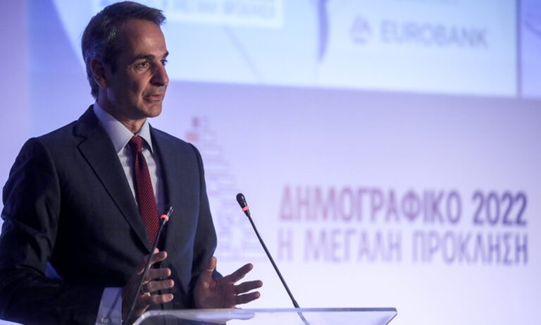 Δημογραφικό: Εθνική αυτοκτονία με τη «βούλα» του πρωθυπουργού – Αντικατάσταση των Ελλήνων για να «ζήσει η Ελλάς»!
