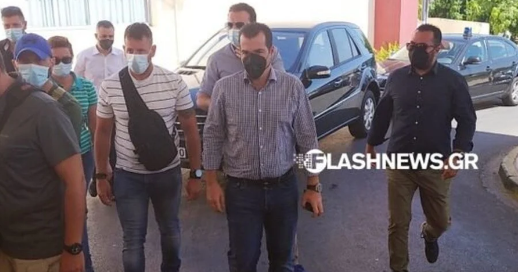 «Δολοφόνε … Ντροπή σου… Αίσχος»! Αποδοκιμασίες και «γαλλικά» κατά του Θάνου Πλεύρη στα Χανιά