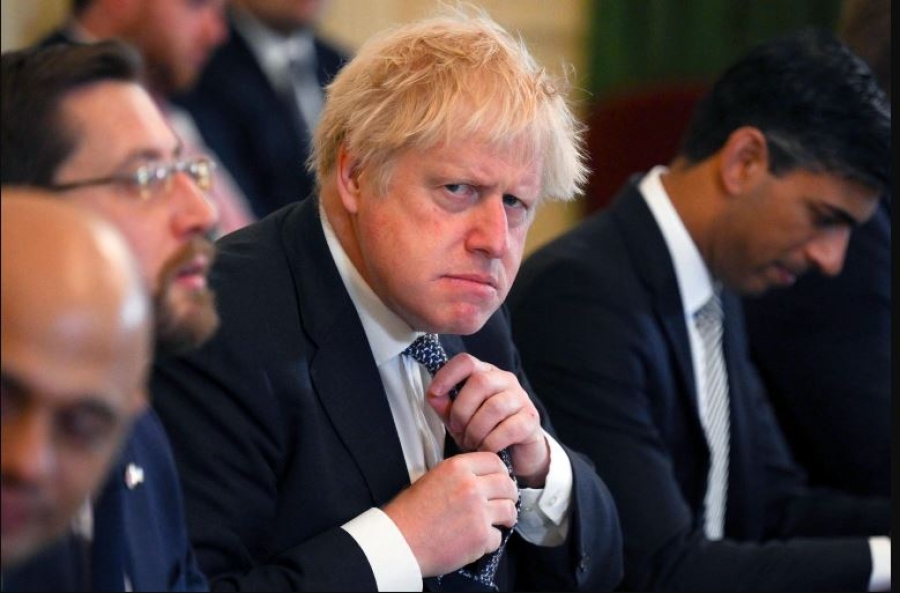 Βρετανία – Παραιτείται από τους Τόρις ο Johnson, θέλει να μείνει ως πρωθυπουργός έως το φθινόπωρο