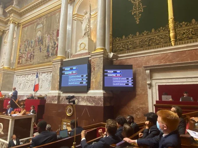 Στη Γαλλία τέλος το υγειονομικό πάσο κι η Έκτακτη Ανάγκη για covid19! Η Βουλή απέρριψε άρθρο που πρόβλεπε εν δυνάμει επαναφορά υγειονομικού πάσου για …