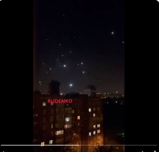 Το καθεστώς Ζελένσκι βομβαρδίζει μαζικά με βόμβες λευκού φωσφόρου το Ντόνετσκ. Χρήση απαγορευμένων όπλων! ΕΙΝΑΙ ΤΡΟΜΟΚΡΑΤΙΚΗ ΕΠΙΘΕΣΗ. ΒΙΝΤΕΟ