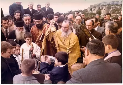 Οι Έλληνες γέροντες μιλούν για μια μετατόπιση στο χρονοδιάγραμμα της Αποκάλυψης.