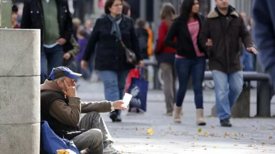 Eδώ και 30 χρόνια ποτέ η Γερμανία δεν είχε τόσους φτωχούς. Το 16,6% του πληθυσμού ζει στη φτώχεια στην 1η οικονομία της ευρωζώνης! Ωστόσο κατ΄επιταγή των…
