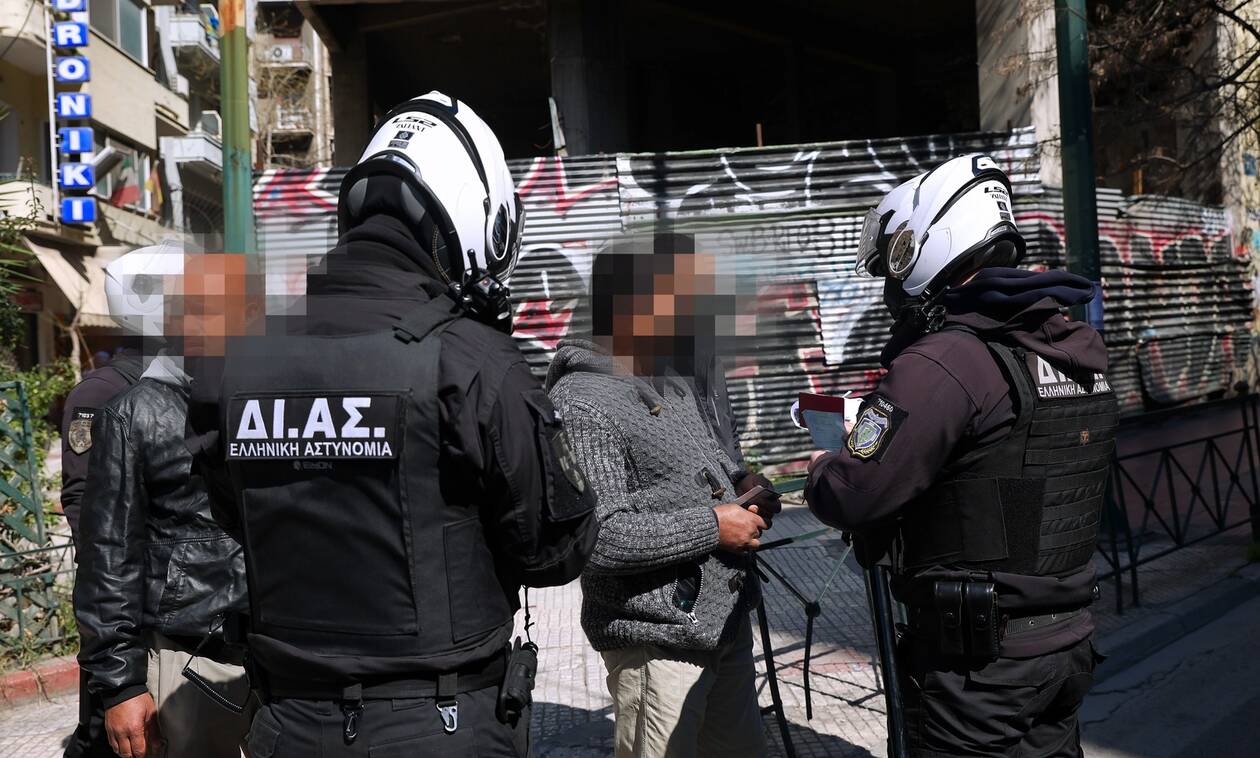 «Ανήλικοι» Αφγανοί επιτέθηκαν σε αστυνομικό στο κέντρο της Αθήνας για να του πάρουν το όπλο – Τον κλοτσούσαν στο κεφάλι