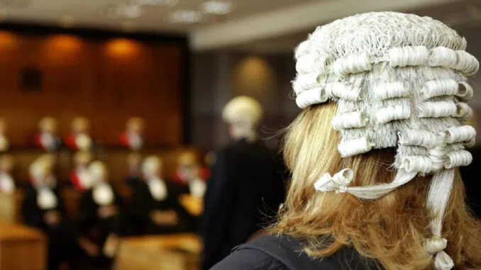 Οι δικηγόροι με τσιπ εμφυτευμένα στον εγκέφαλό τους θα είναι καλύτεροι, ταχύτεροι και φθηνότεροι – Έκθεση