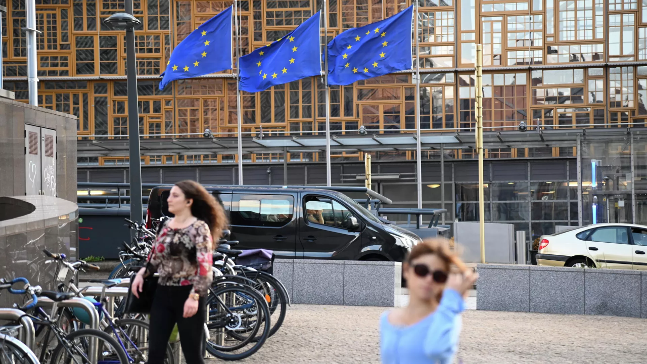 RIA Novosti : Η ενίσχυση της ευρωπαϊκής ολοκλήρωσης θα καταλήξει στη διχοτόμηση της Ευρώπης