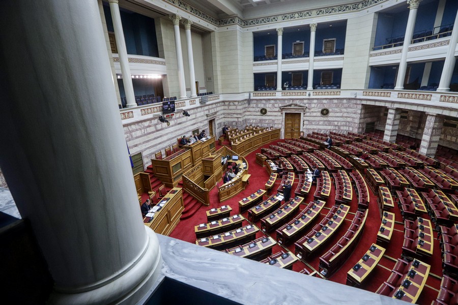 Πρόταση «ΒΟΜΒΑ» στην Βουλή: Όλα ΚΡΑΤΙΚΑ και ΕΛΑΧΙΣΤΟ ΕΓΓΥΗΜΕΝΟ ΕΙΣΟΔΗΜΑ για όλους – Μένει το «ΧΑΡΑΓΜΑ», vid